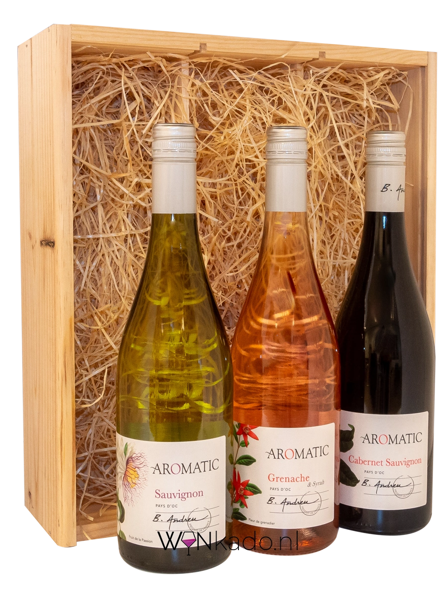 Kist met drie flessen wijn, wit, rose, rood uit Frankrijk.